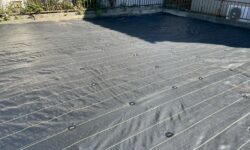 建物解体後の更地の雑草対策。綺麗に防草シートを施工