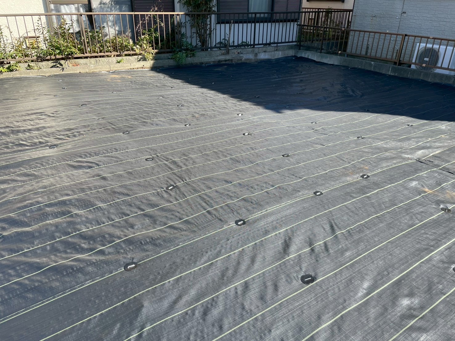 建物解体後の更地の雑草対策。綺麗に防草シートを施工