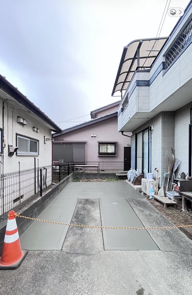 コンクリート打設、駐車場拡張